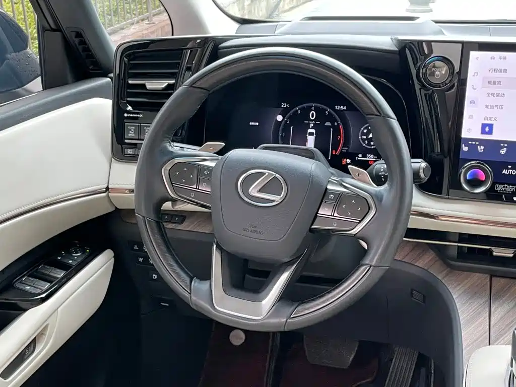 Lexus LM — фото 23