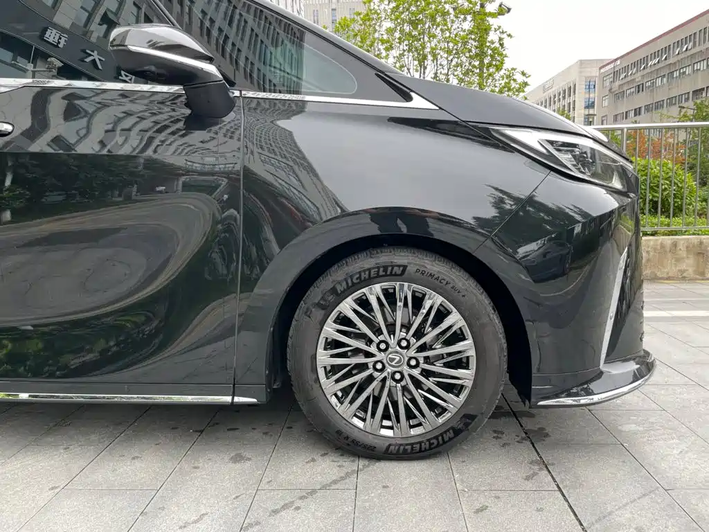 Lexus LM — фото 33