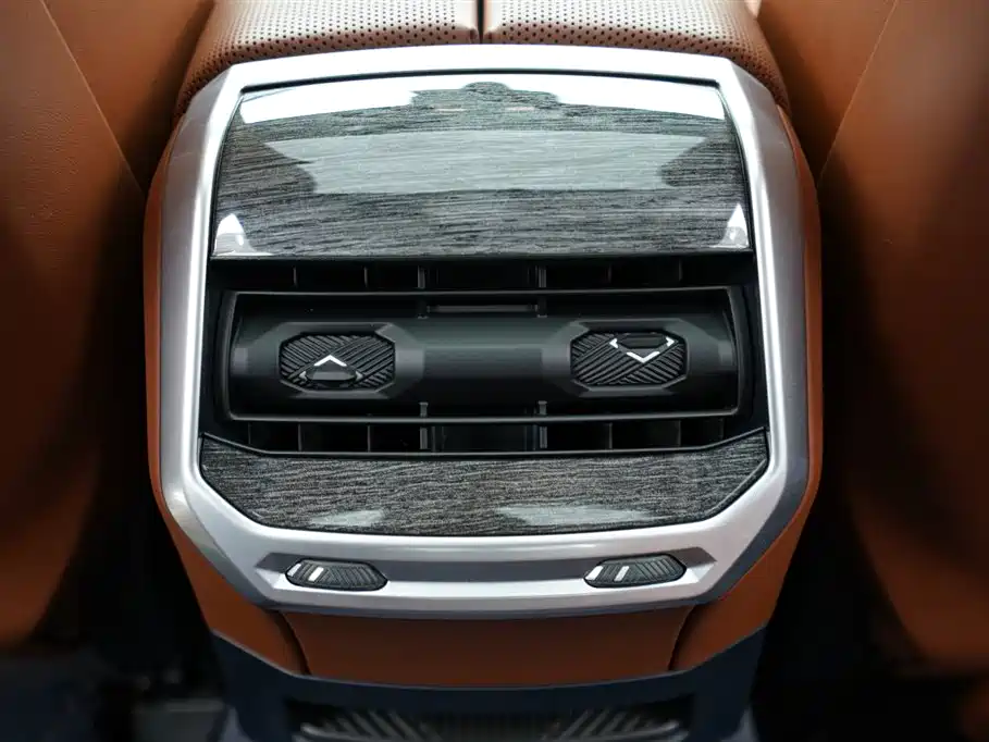 BMW i7 — фото 19