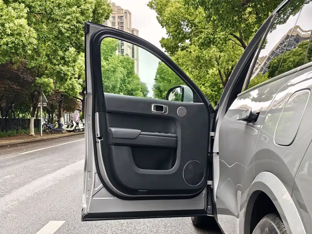 Li Auto Li L8 — фото 4