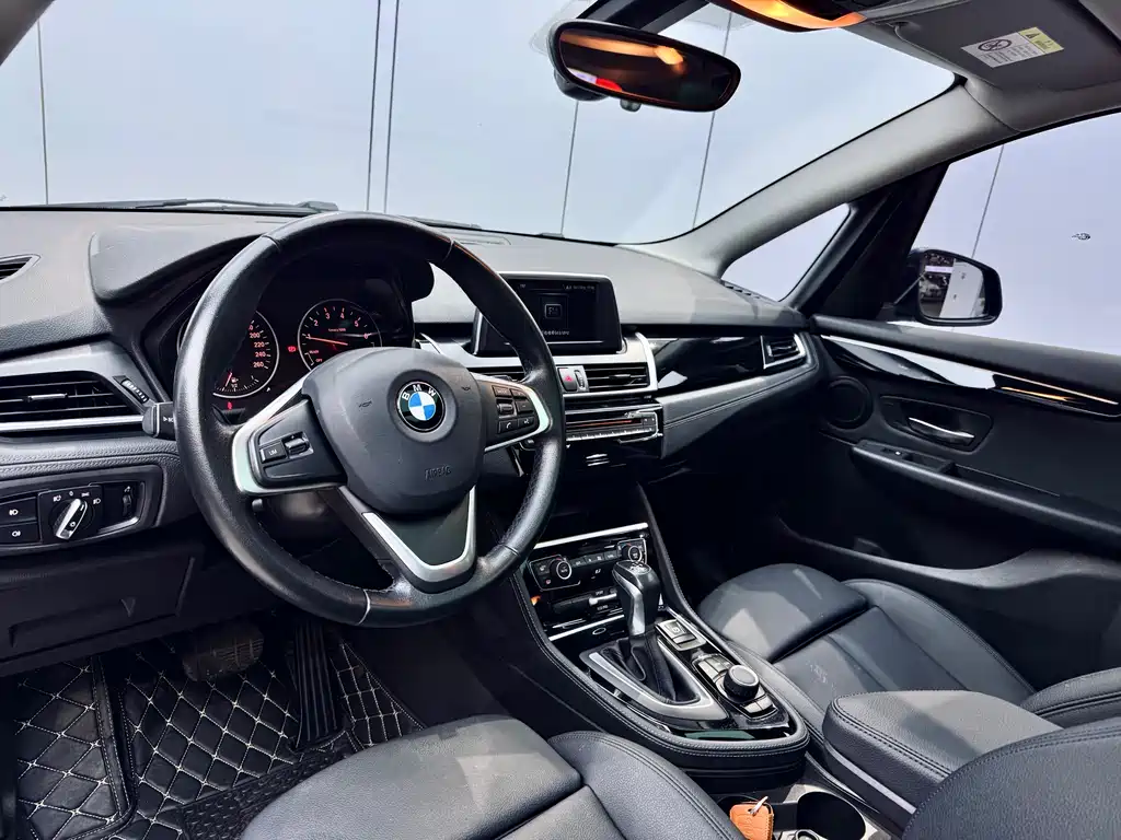 BMW 2 Series Active Tourer — фото 8
