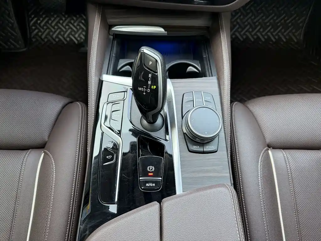 BMW 5 Series — фото 13