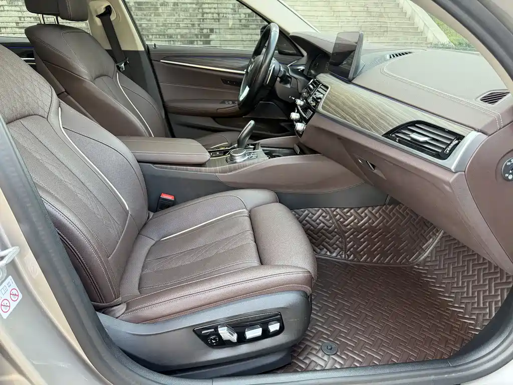 BMW 5 Series — фото 14