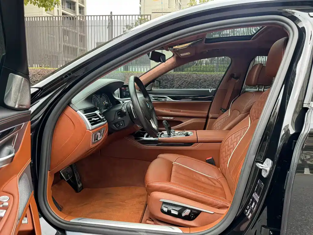 BMW 7 Series — фото 11