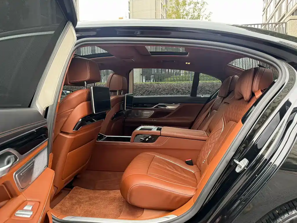 BMW 7 Series — фото 13
