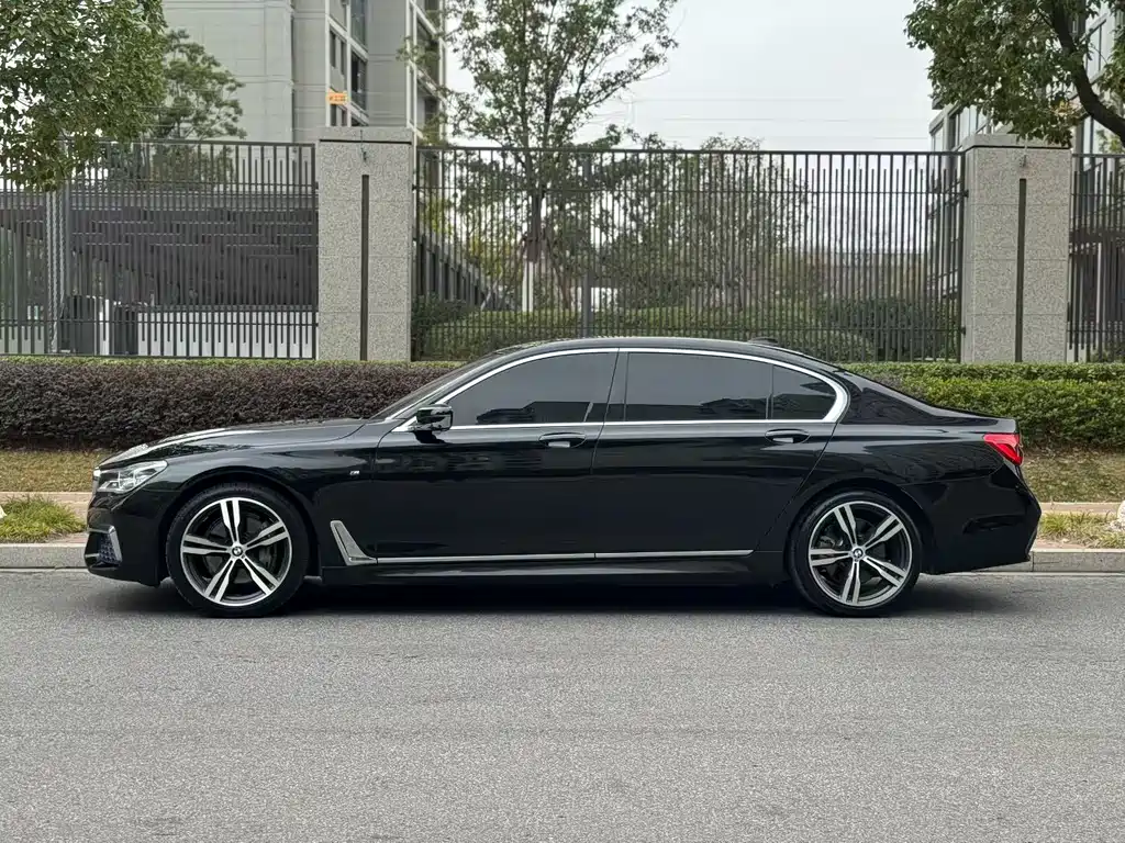 BMW 7 Series — фото 14