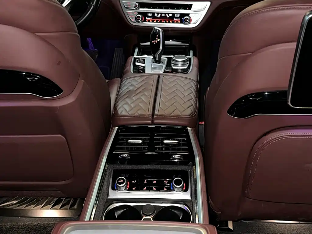 BMW 7 Series — фото 13