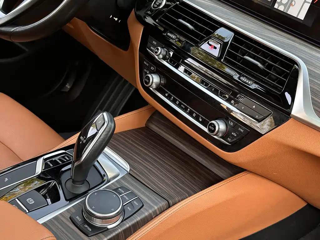 BMW 5 Series — фото 14