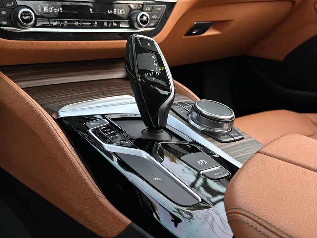 BMW 5 Series — фото 15
