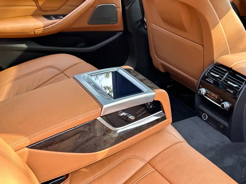 BMW 5 Series — фото 11