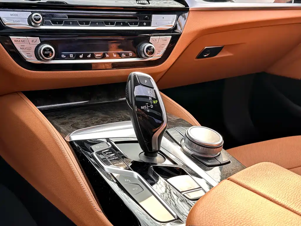 BMW 5 Series — фото 15