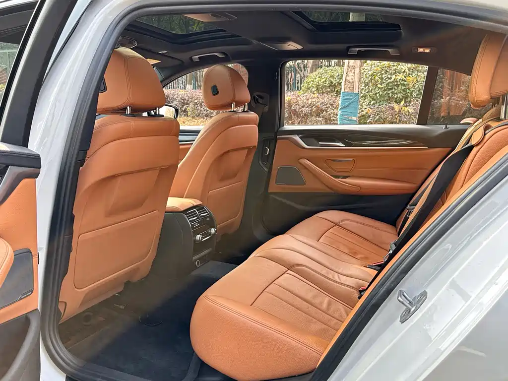 BMW 5 Series — фото 10
