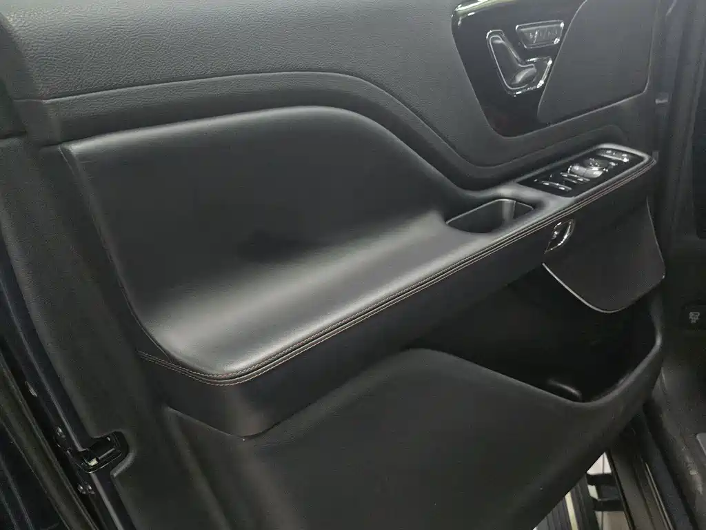 Lincoln Aviator — фото 16