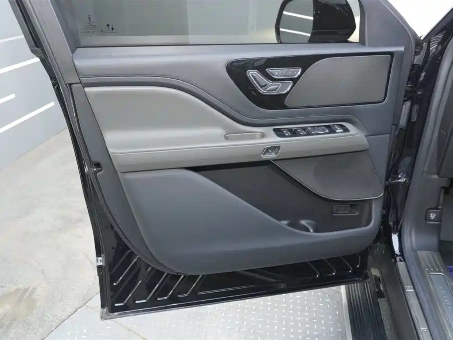 Lincoln Aviator — фото 14