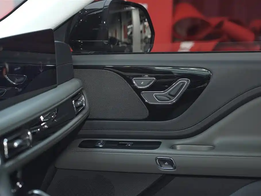 Lincoln Aviator — фото 19