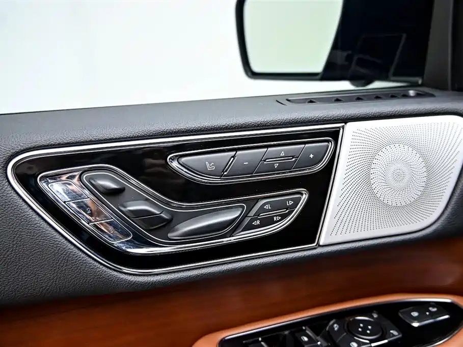 Lincoln Navigator — фото 25