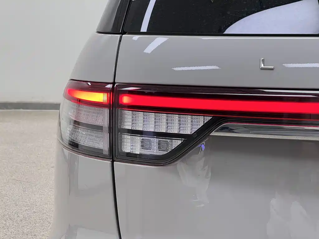 Lincoln Aviator — фото 11