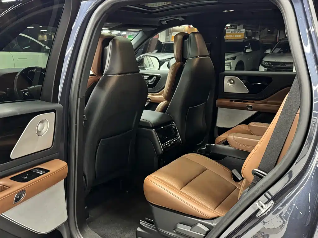 Lincoln Aviator — фото 11