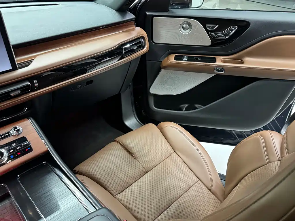 Lincoln Aviator — фото 15