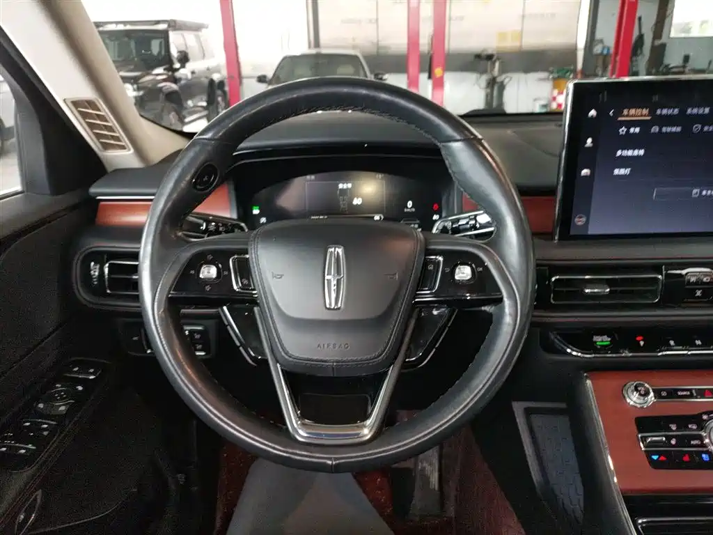 Lincoln Aviator — фото 11