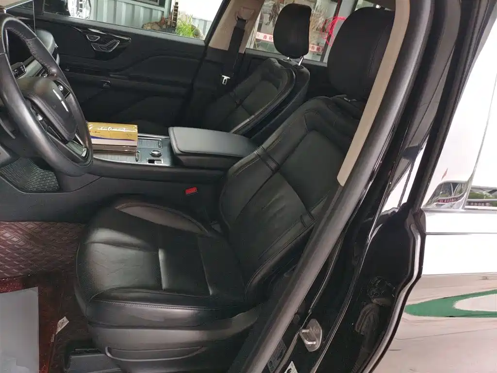 Lincoln Aviator — фото 15