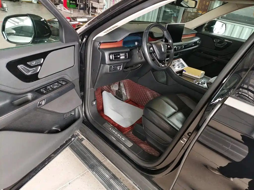 Lincoln Aviator — фото 16