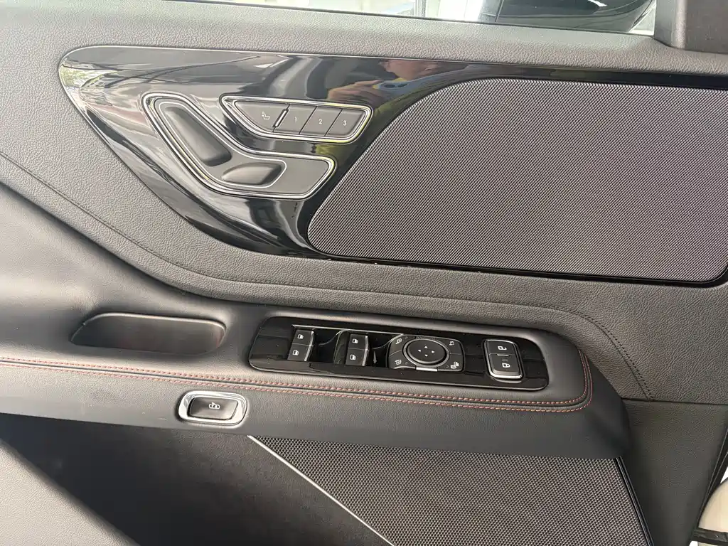 Lincoln Aviator — фото 15