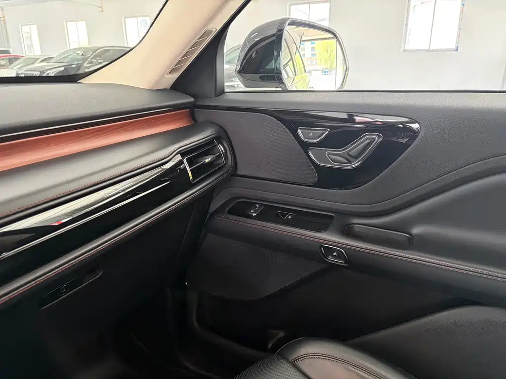 Lincoln Aviator — фото 16