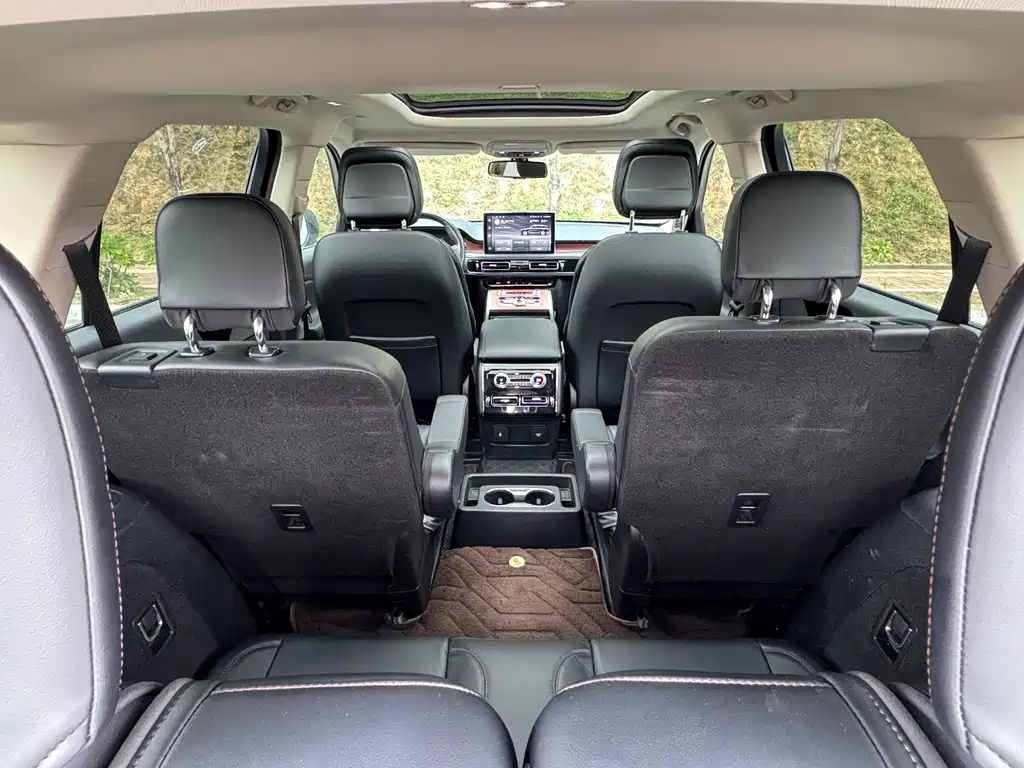 Lincoln Aviator — фото 17