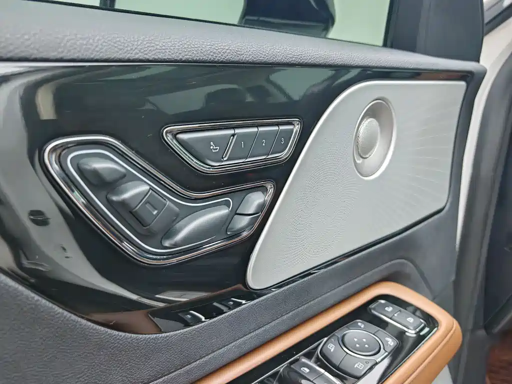 Lincoln Aviator — фото 11