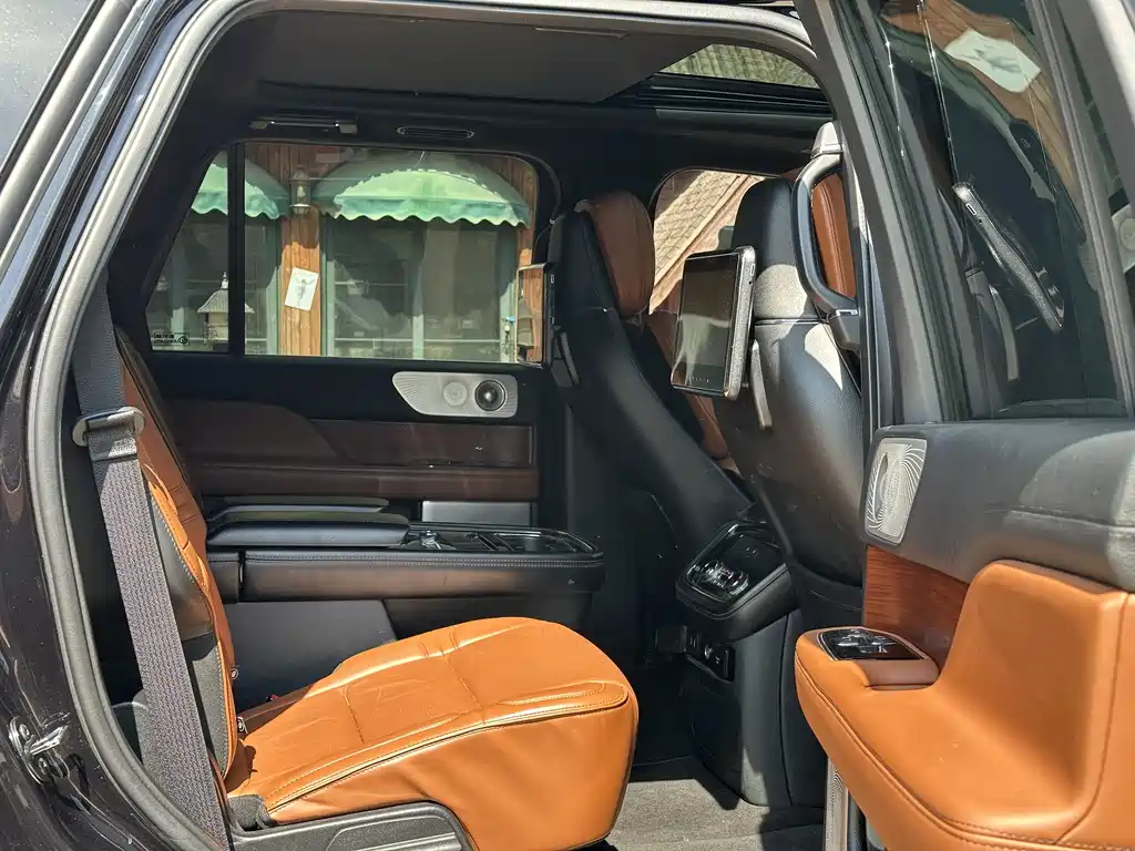 Lincoln Navigator — фото 23