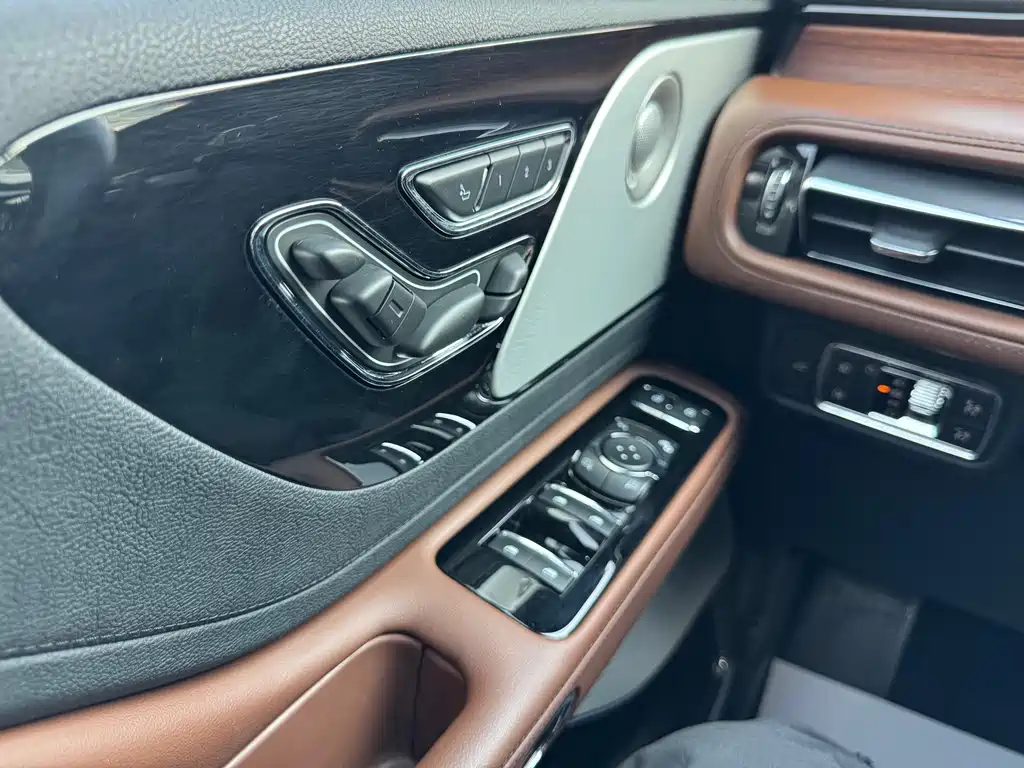 Lincoln Aviator — фото 19