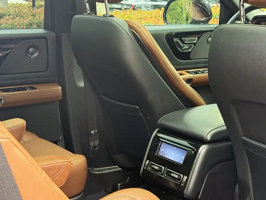 Lincoln Aviator — фото 14