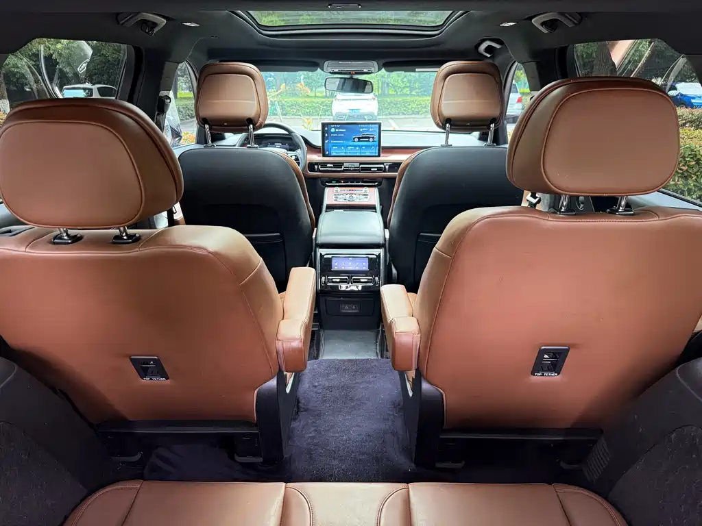 Lincoln Aviator — фото 15