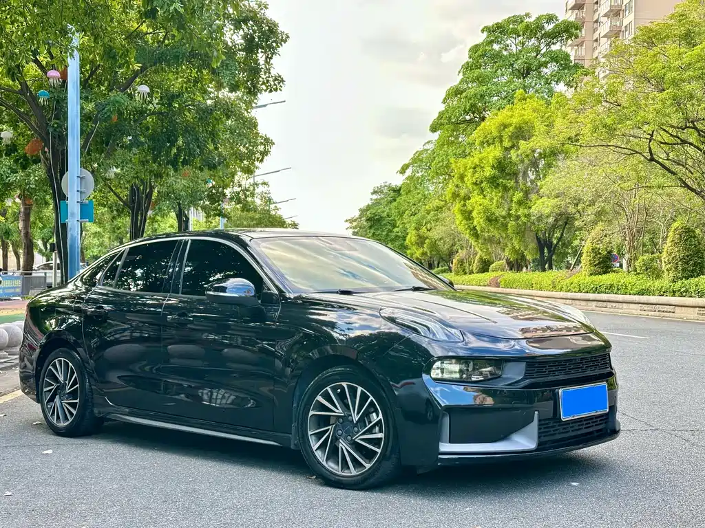 Lynk & Co 03