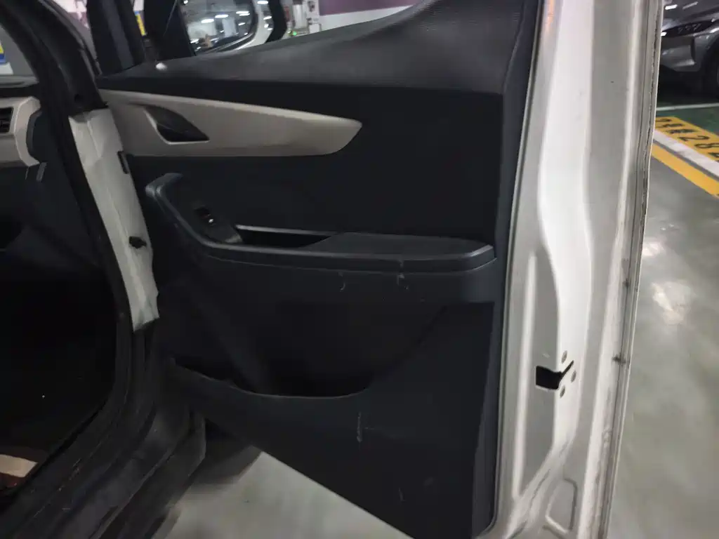 MAXUS EV30 — фото 10