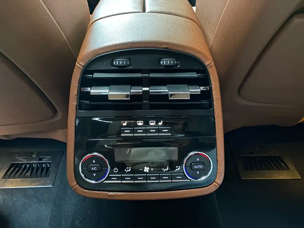 Maserati Quattroporte — фото 19