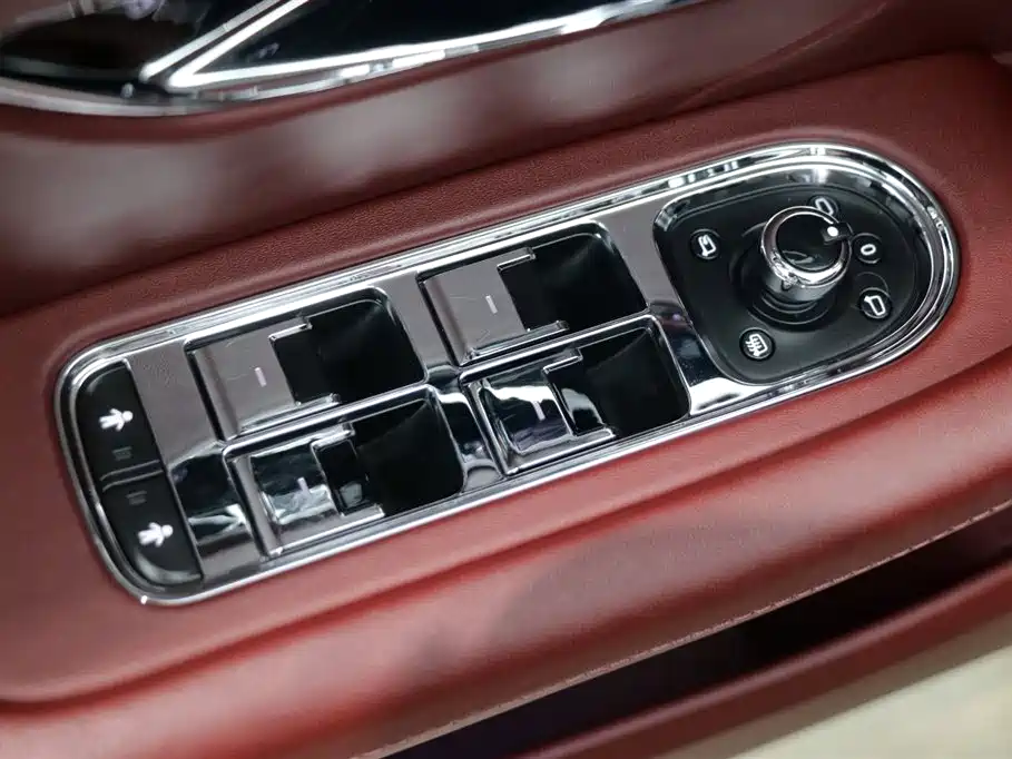 Bentley Flying Spur PHEV — фото 11