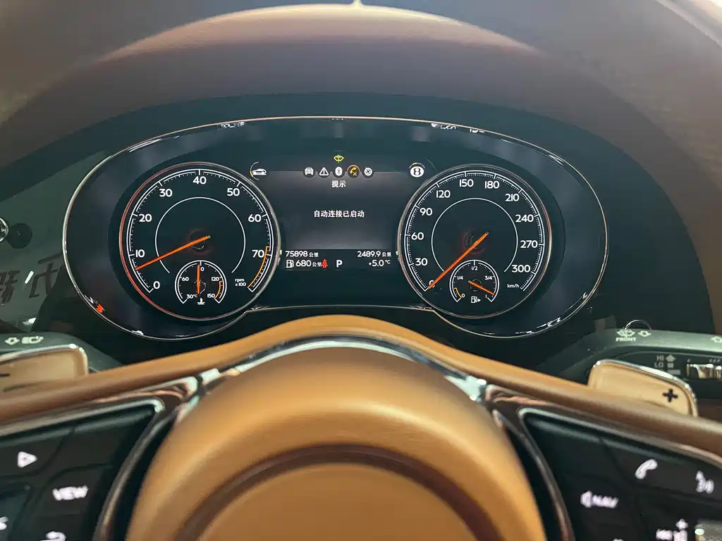 Bentley Bentayga — фото 14