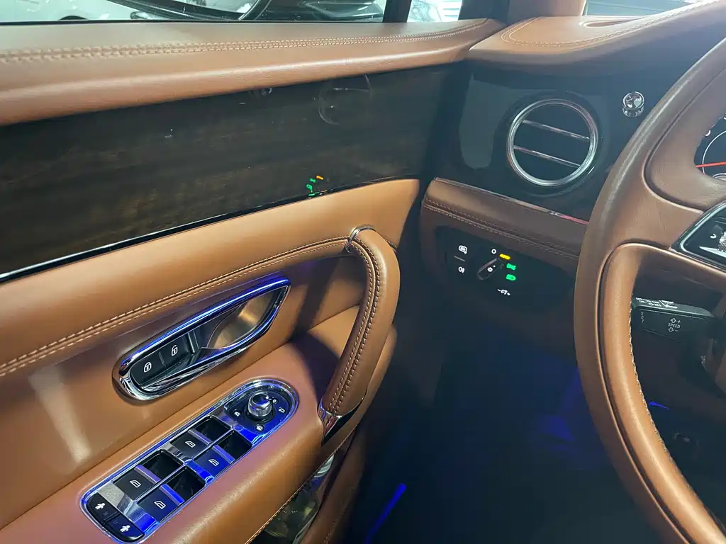 Bentley Bentayga — фото 15