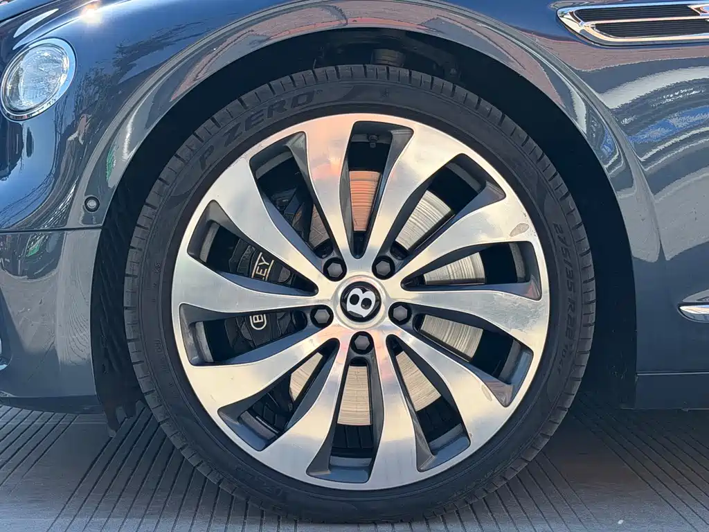 Bentley Flying Spur — фото 15