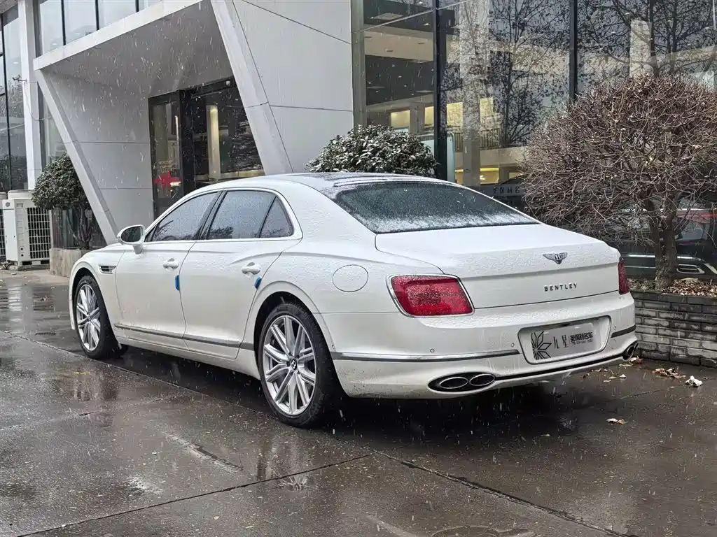 Bentley Flying Spur PHEV — фото 2