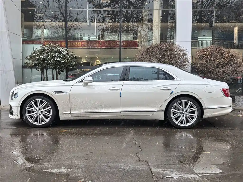 Bentley Flying Spur PHEV — фото 3
