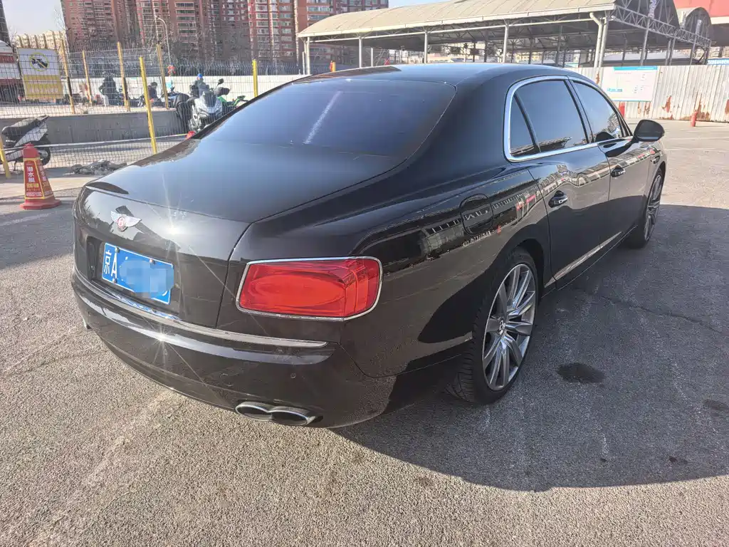 Bentley Flying Spur — фото 2