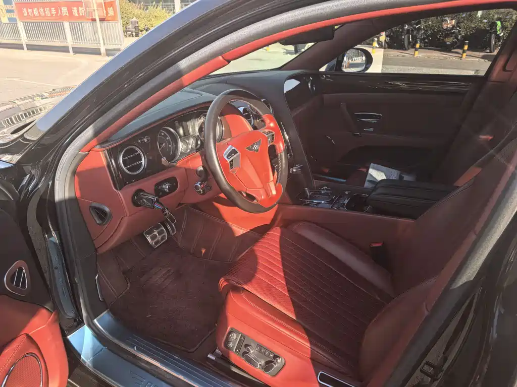 Bentley Flying Spur — фото 3