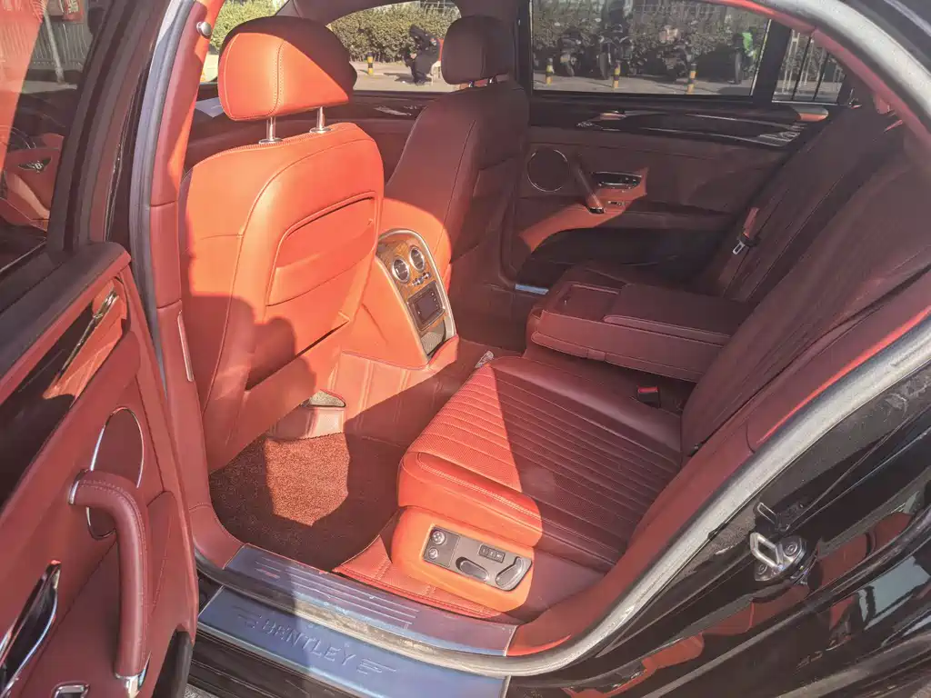 Bentley Flying Spur — фото 4