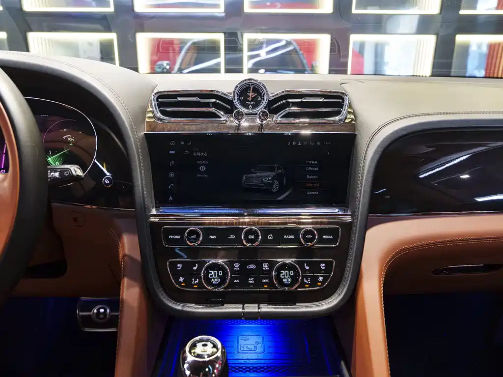 Bentley Bentayga — фото 14