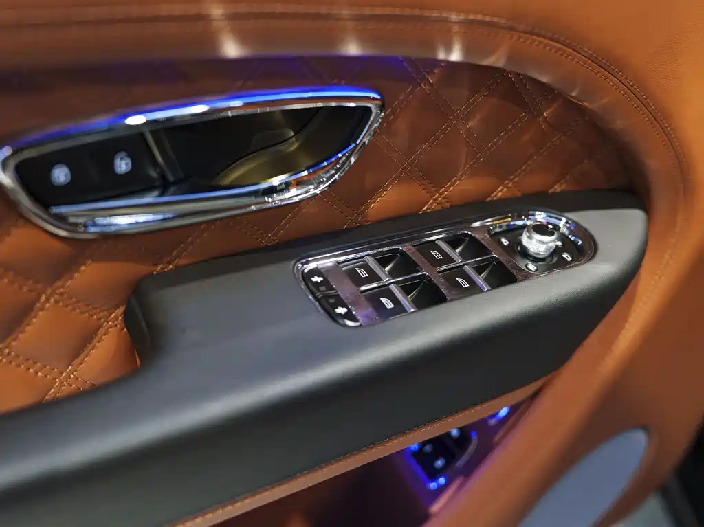 Bentley Bentayga — фото 16