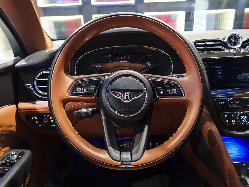 Bentley Bentayga — фото 17