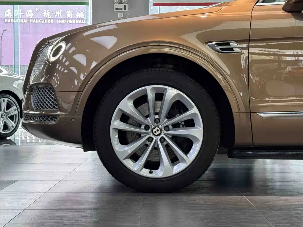 Bentley Bentayga — фото 18